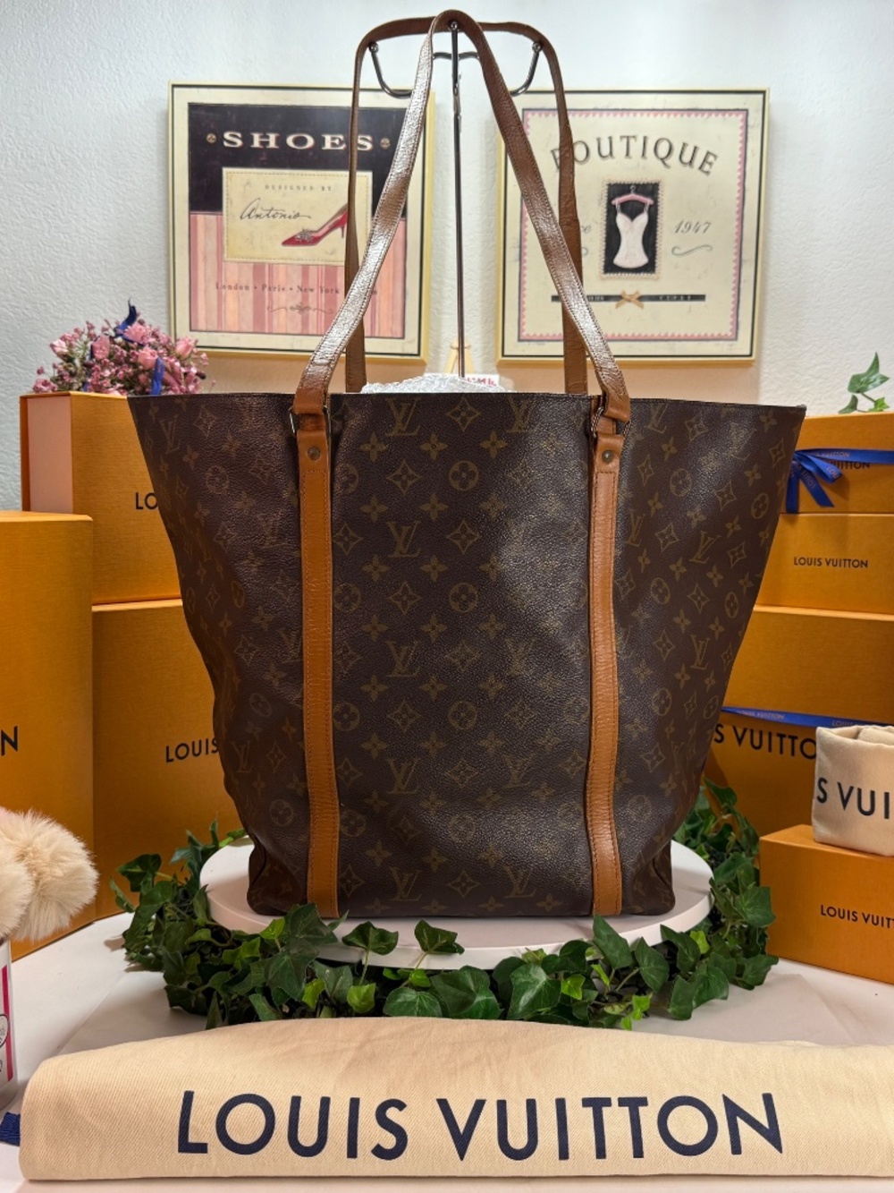 LOUIS VUITTON HUGE MONOGRAM TOTE! - Picture 5 of 17